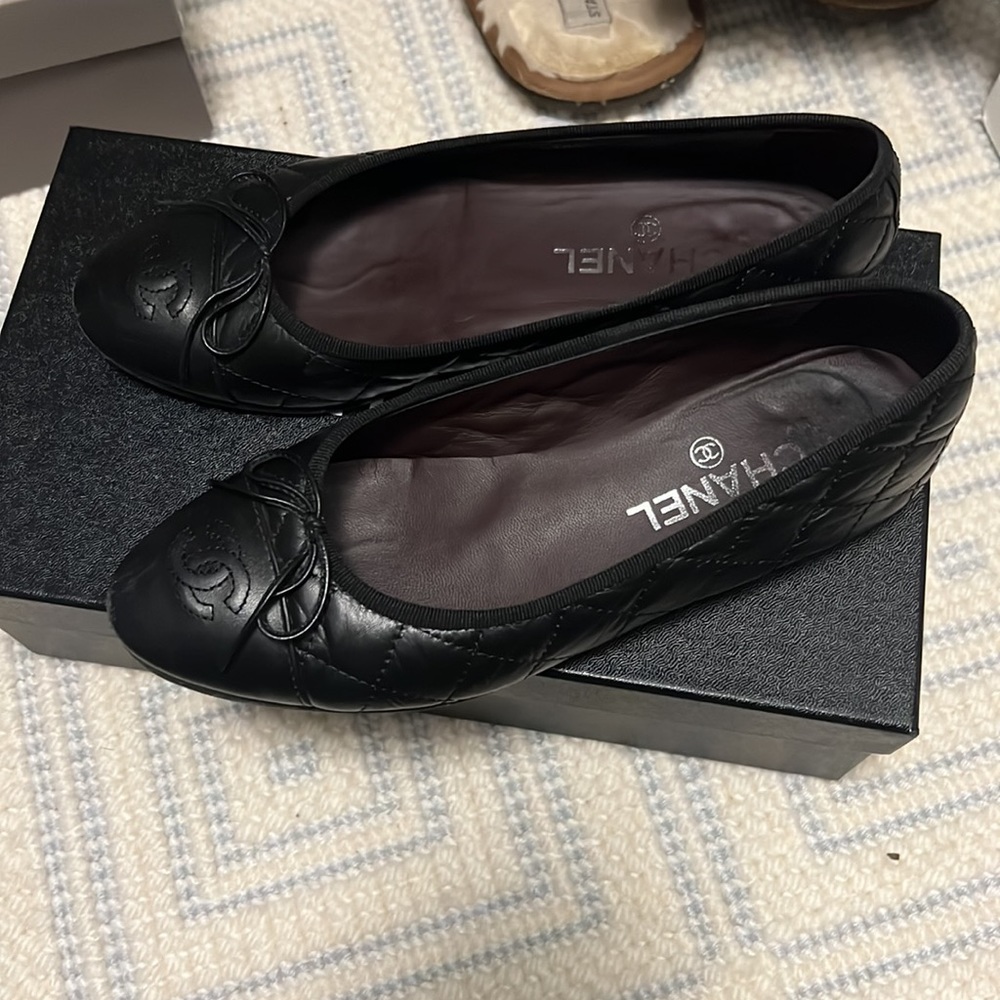 2021 black quilted chanel flats